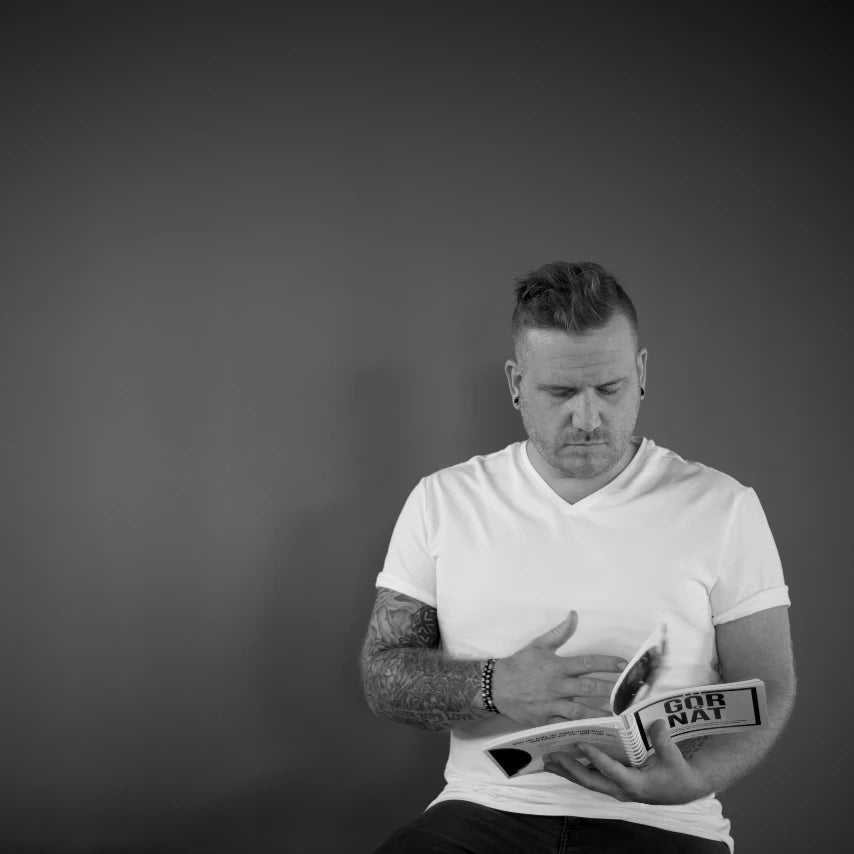 Föreläsaren och författaren Andreas Jonsson håller boken Gör nåt i handen.