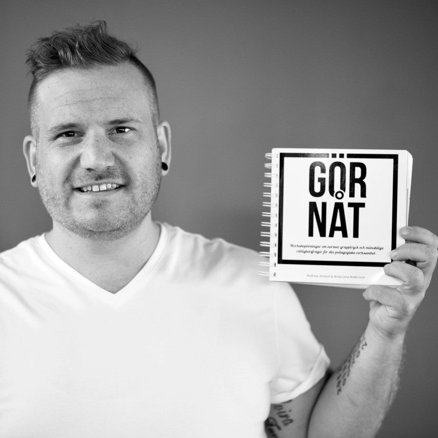 Föreläsaren och författaren Andreas Jonsson håller boken Gör nåt i handen.